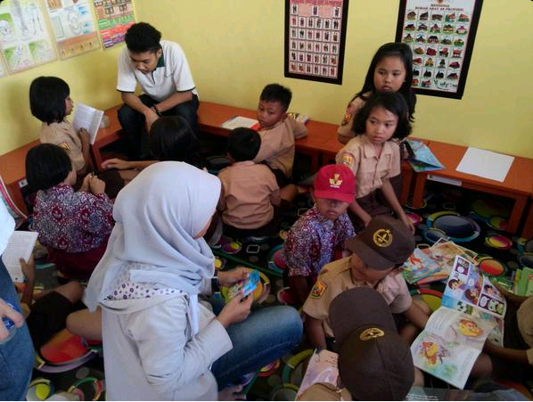 Having Fun While Arranging the Library of SDN Jati 03 Bandung