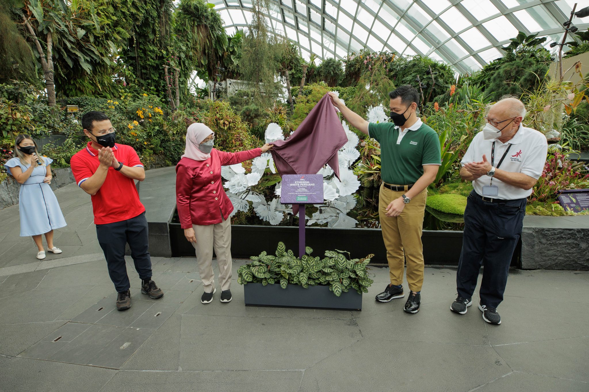 President Halimah Yacob and Tanoto Foundation Unveil Dale Chihuly’s Ethereal White Persians Sculpture at Gardens by the Bay